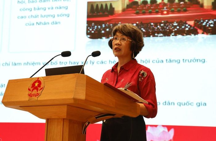 PGS.TS Nguyễn Thị Thu Phương, Viện trưởng Viện Văn hóa Nghệ thuật, Thể thao và Du lịch, Bộ VHTTDL trình bày Chuyên đề 2 về vai trò của văn hóa đóng góp vào mục tiêu tăng trưởng kinh tế theo tinh thần Nghị quyết Đại hội XIV của Đảng