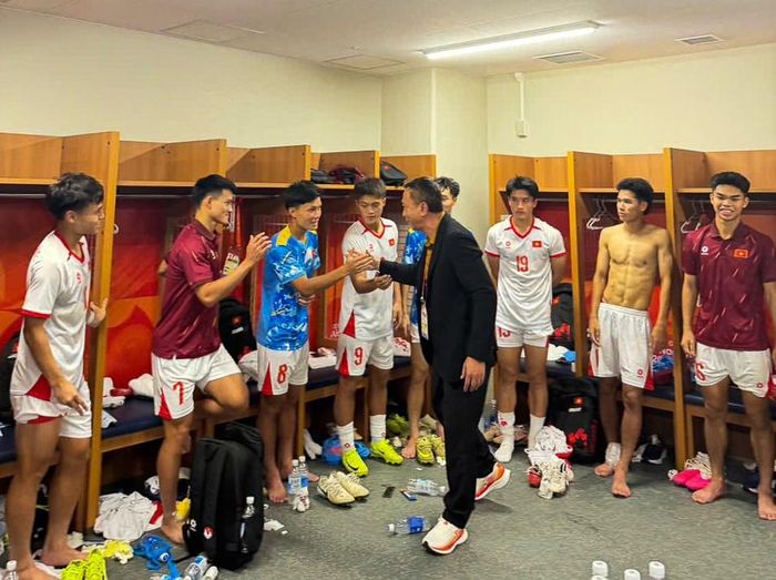 Chủ tịch LĐBĐ Việt Nam Trần Quốc Tuấn gặp gỡ, động viên U23 Việt Nam sau trận đấu với Philippines tại vòng bảng ASIAD 2026