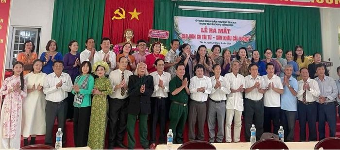 Các thành viên Câu lạc bộ Đờn ca tài tử - Sân khấu cải lương phường Tân An là những người đam mê nghệ thuật