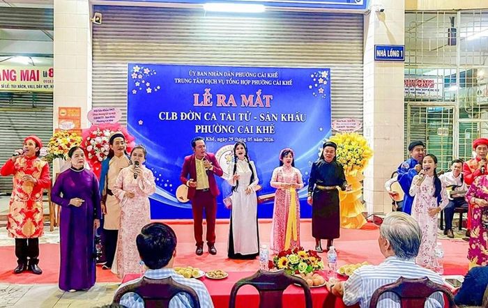Các thành viên Câu lạc bộ Đờn ca tài tử - Sân khấu cải lương phường Cái Khế biểu diễn tiết mục văn nghệ. Ảnh: Duy Khôi