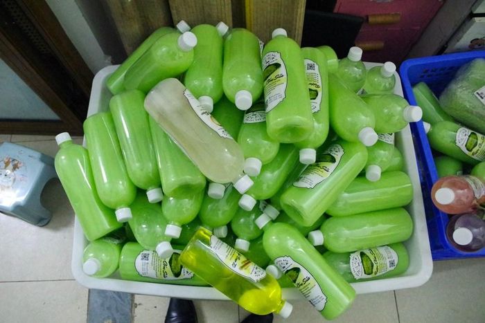Số rượu không rõ nguồn gốc xuất xứ tại địa điểm kinh doanh của Vũ Thị Xuân Trà. Ảnh: CA