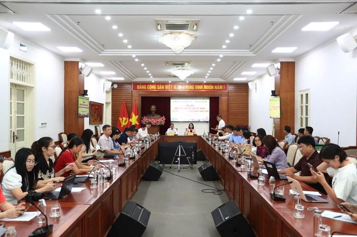 Đông đảo phóng viên tham dự họp báo