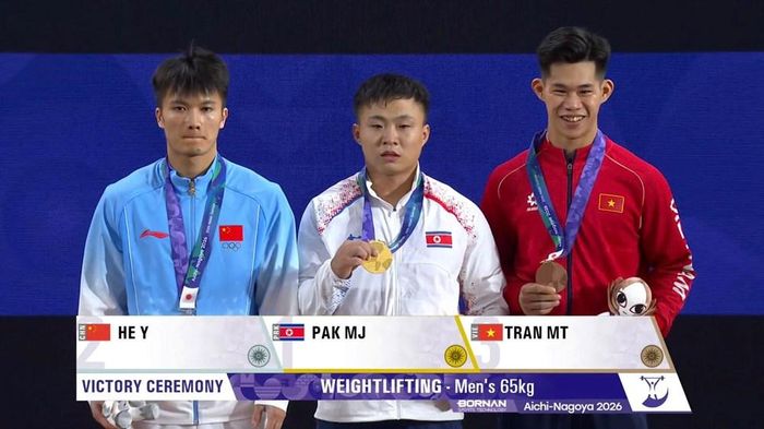 Minh Trí (áo đỏ) lần đầu tiên giành được huy chương tại ASIAD. Ảnh: Phùng Cường