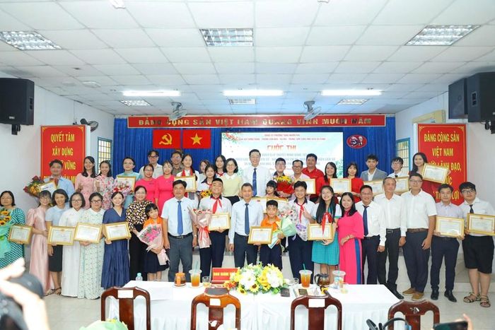 Ban tổ chức chụp hình lưu niệm cùng các thí sinh