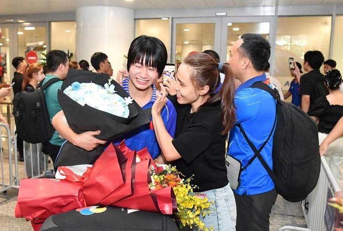 Các VĐV trở về trong vòng tay người thân