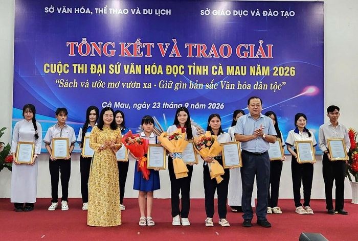 Phó Giám đốc Sở VHTTDL tỉnh Cà Mau, Trưởng ban Tổ chức cuộc thi Nguyễn Văn Đen (đứng hàng đầu bên phải), trao giải Nhất cho các em học sinh