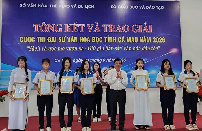 Phó Giám đốc Sở GD&ĐT tỉnh Cà Mau Lê Hoàng Dự trao giải Nhì cho các em học sinh