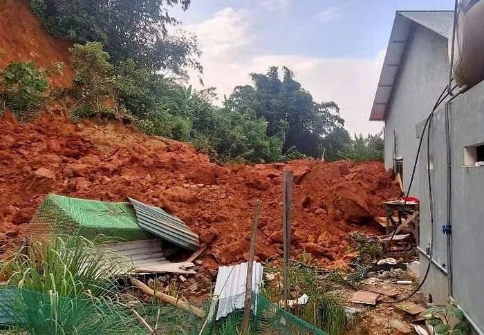 Đất đá sạt lở sát tường nhà người dân