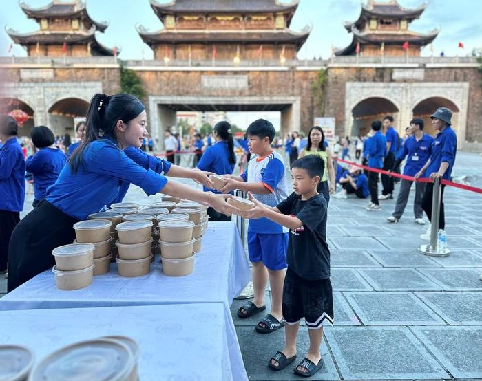 Các em hào hứng khi được nhận món quà nhỏ nhân dịp Trung thu