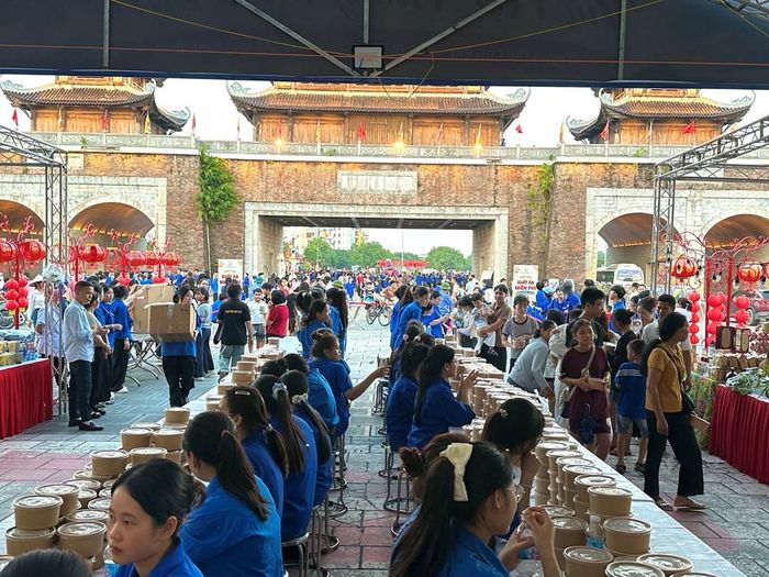 Chỉ trong vòng nửa tiếng hàng nghìn suất ăn đã được phát đến tay các em nhỏ