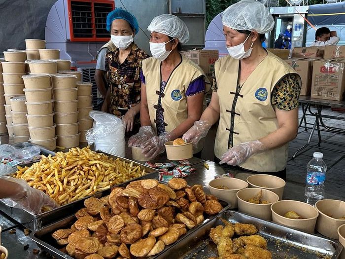 Đồ ăn còn nóng được các bác, các cô cẩn thận bỏ vào từng hộp