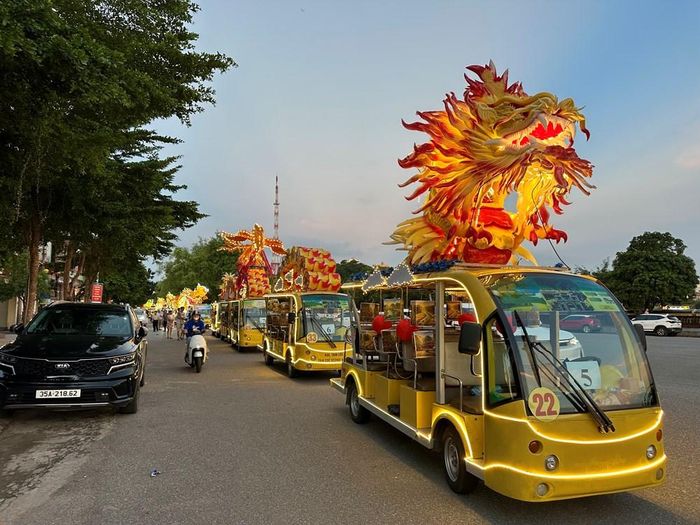 Đoàn rước mô hình đèn lồng khổng lồ diễu hành dọc tuyến đường Tràng An, qua Phố cổ Hoa Lư, cổng Tam Quan trong các ngày 24 - 27.9
