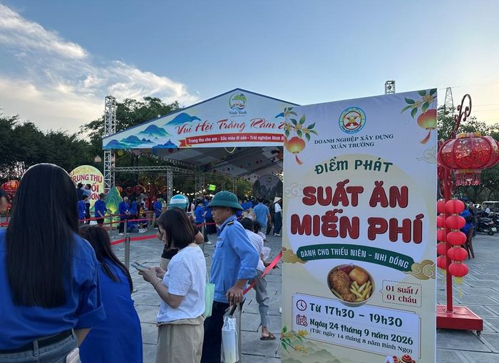 Nơi phát suất ăn miễn phí cho các em thiếu niên, nhi đồng