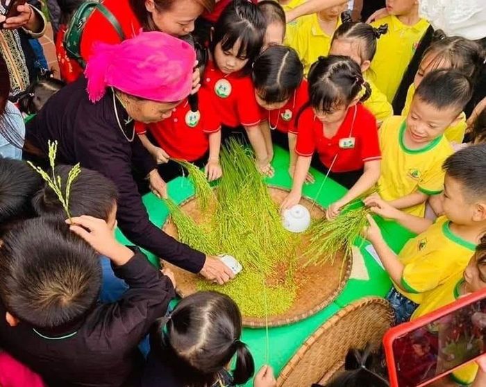 Không gian trải nghiệm làm cốm giúp du khách hiểu thêm về nghề truyền thống và những giá trị văn hóa gắn với đời sống người dân Hợp Thành