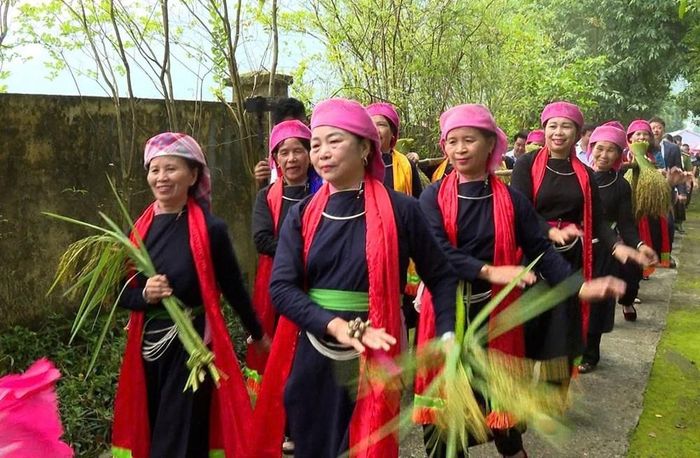 Nghề làm cốm đã gắn bó với đời sống qua nhiều thế hệ người dân Hợp Thành
