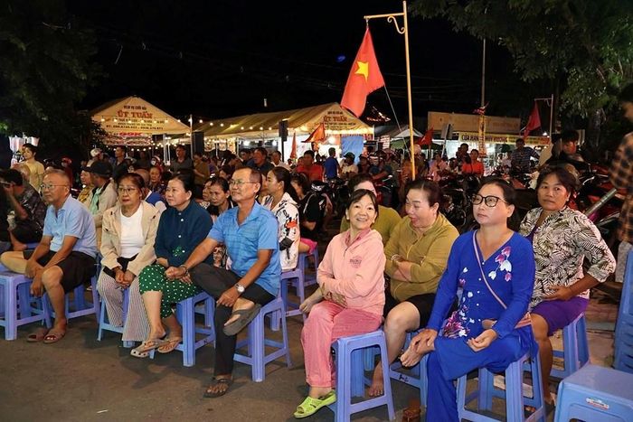 Người dân thưởng thức nghệ thuật
