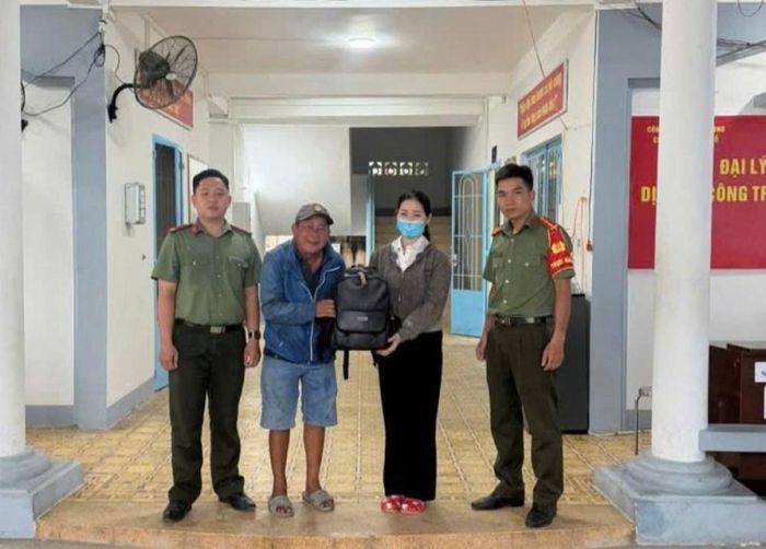 Công an Long Hồ hỗ trợ người dân nhận lại tài sản. Ảnh: Công an cung cấp
