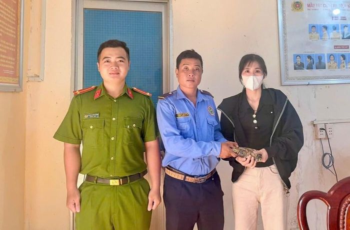 Anh Hứa Văn Hiệp trả tài sản cho chị T. tại Công an xã Đông Hải. Ảnh: Công an cung cấp