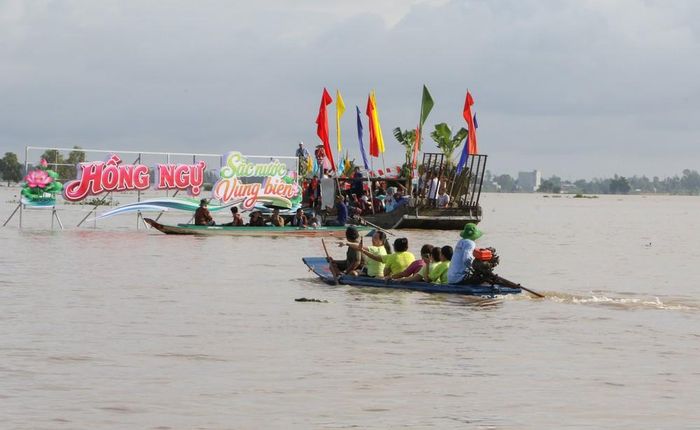 Du khách trải nghiệm du lịch sông nước vùng biên Hồng Ngự (Đồng Tháp). Ảnh: Hồng Thái - TTXVN