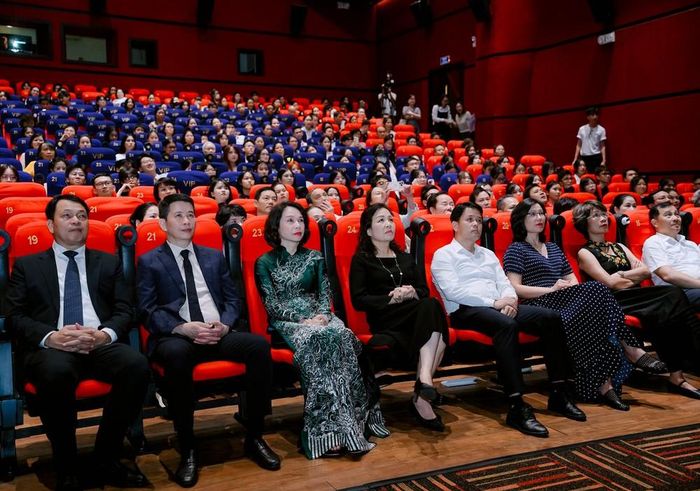 Các đại biểu và khán giả tham dự lễ khai mạc Tuần phim "Hiền tài và Hào khí Thăng Long"
