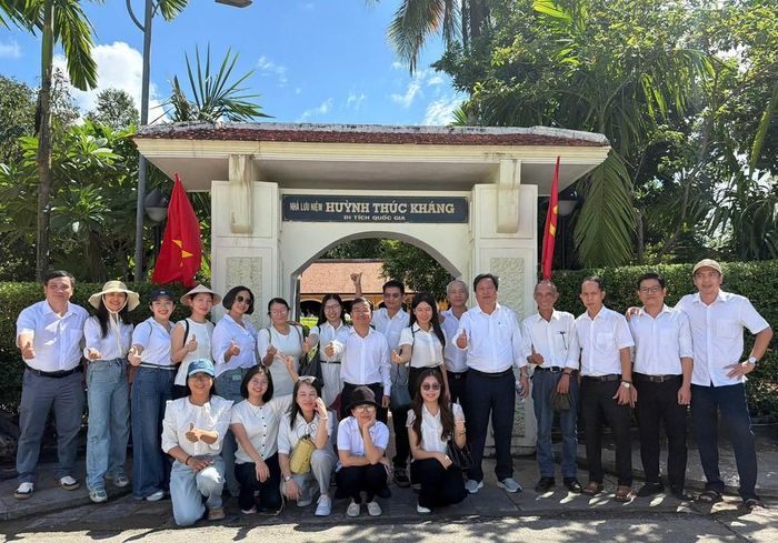 Các đại biểu chụp ảnh lưu niệm tại nhà lưu niệm cụ Huỳnh Thúc Kháng, xã Thạch Bình, thành phố Đà Nẵng. Ảnh: Trần Tĩnh - TTXVN