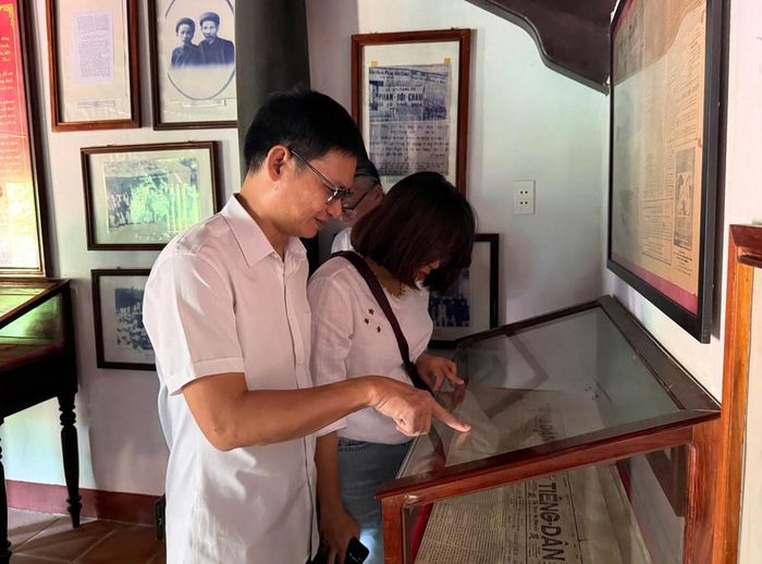 Du khách tham quan không gian nhà lưu niệm cụ Huỳnh Thúc Kháng tại xã Thạch Bình, thành phố Đà Nẵng. Ảnh: Trần Tĩnh - TTXVN