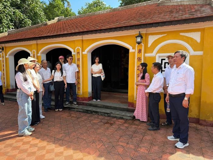 Các đại biểu tham quan không gian nhà lưu niệm cụ Huỳnh Thúc Kháng tại xã Thạch Bình, thành phố Đà Nẵng. Ảnh: Trần Tĩnh - TTXVN