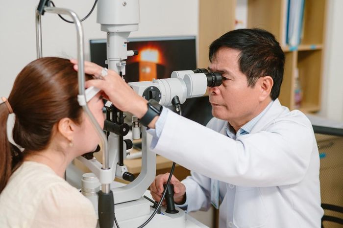 Chuyên gia nhãn khoa khuyến cáo bệnh nhân chăm sóc thị lực