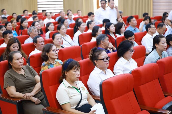 Cử tri thành phố Hải Phòng tham dự buổi tiếp xúc trước Kỳ họp thứ hai Quốc hội khoá XVI. Ảnh: Dương Giang – TTXVN