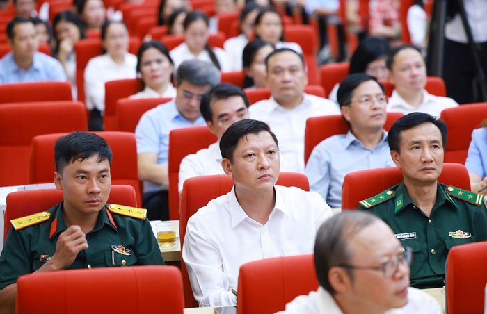 Cử tri thành phố Hải Phòng tham dự buổi tiếp xúc trước Kỳ họp thứ hai Quốc hội khoá XVI. Ảnh: Dương Giang – TTXVN