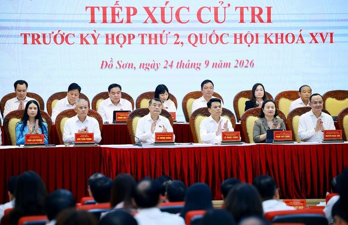 Thủ tướng Lê Minh Hưng và Đoàn đại biểu Quốc hội thành phố Hải Phòng tiếp xúc cử tri thành phố trước Kỳ họp thứ hai Quốc hội khoá XVI. Ảnh: Dương Giang – TTXVN