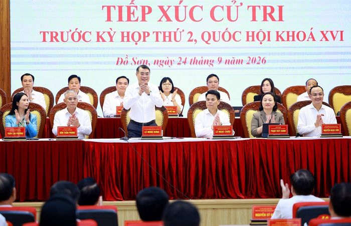 Thủ tướng Lê Minh Hưng và Đoàn đại biểu Quốc hội thành phố Hải Phòng tiếp xúc cử tri thành phố trước Kỳ họp thứ hai Quốc hội khoá XVI. Ảnh: Dương Giang – TTXVN
