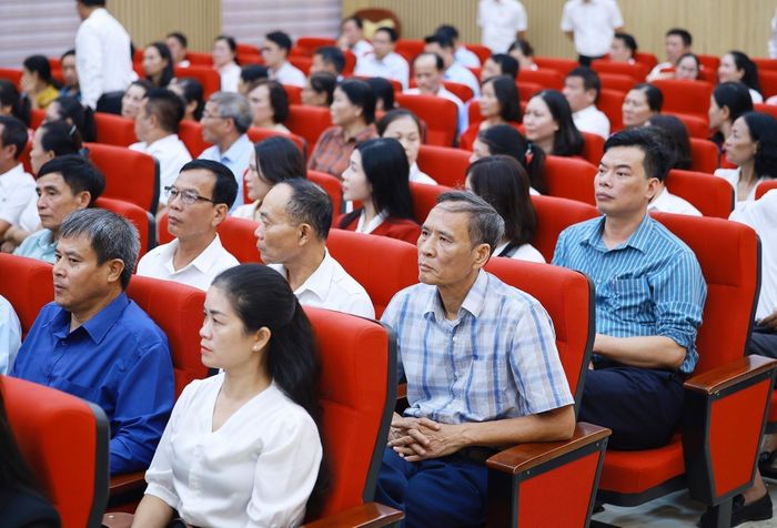 Cử tri thành phố Hải Phòng tham dự buổi tiếp xúc trước Kỳ họp thứ hai Quốc hội khoá XVI. Ảnh: Dương Giang – TTXVN