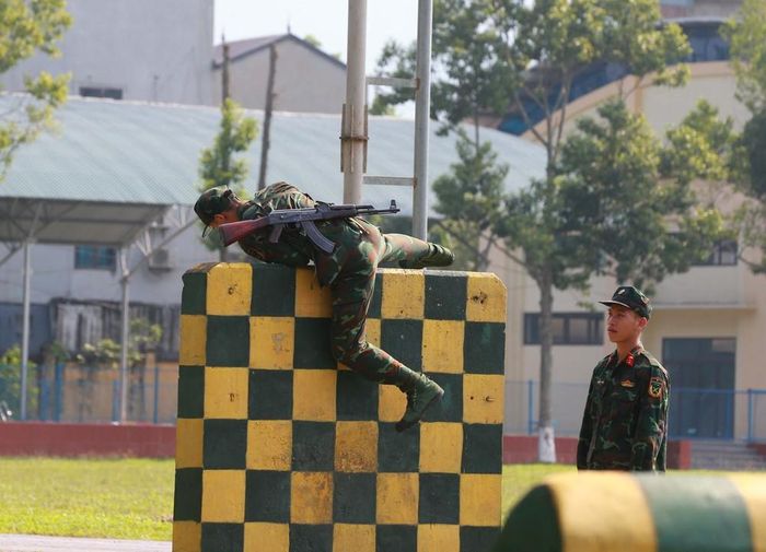 Huấn luyện vượt vật cản là một trong những nội dung thể hiện rõ thể lực, sức mạnh, tốc độ và ý chí quyết tâm của chiến sĩ nhận và hoàn thành nhiệm vụ được giao. Ảnh: Trọng Đức - TTXVN