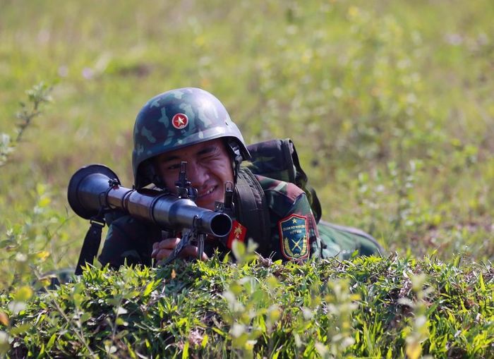 Trung đội bộ binh cùng hỏa lực mạnh trong buổi luyện tập vượt cửa mở, đánh chiếm đầu cầu, tiêu diệt mục tiêu. Ảnh: Trọng Đức - TTXVN