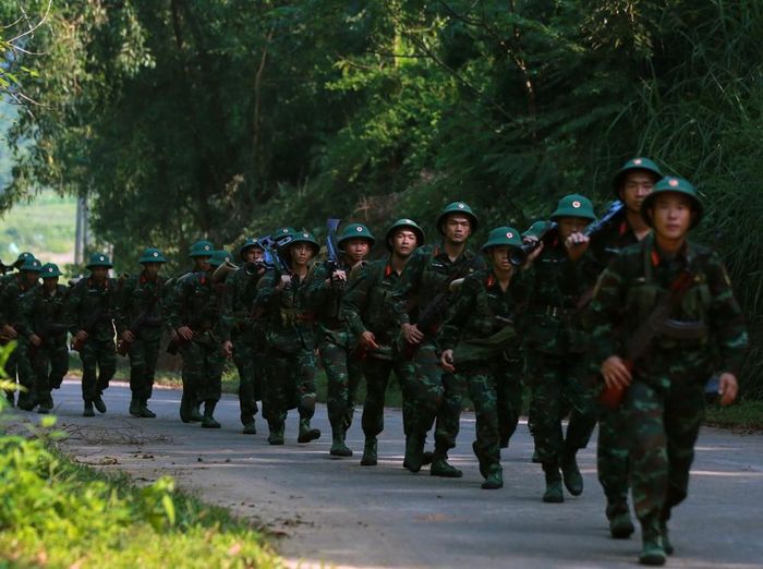 Chiến sĩ Trung đoàn Thủ đô hành quân dã ngoại nâng cao thể lực, tính kiên trì, bền bỉ sẵn sàng lên đường nhận nhiệm vụ được giao. Ảnh: Trọng Đức - TTXVN