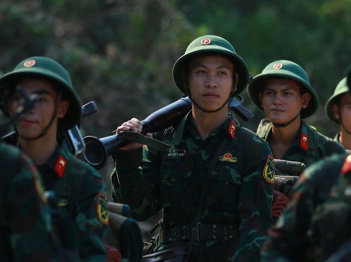 Chiến sĩ Trung đoàn Thủ đô hành quân dã ngoại nâng cao thể lực, tính kiên trì, bền bỉ sẵn sàng lên đường nhận nhiệm vụ được giao. Ảnh: Trọng Đức - TTXVN