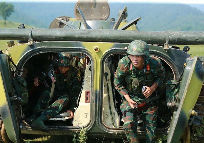 Đổ bộ quân từ xe thiết giáp trong buổi luyện tập vượt cửa mở, tiêu diệt mục tiêu. Ảnh: Trọng Đức - TTXVN