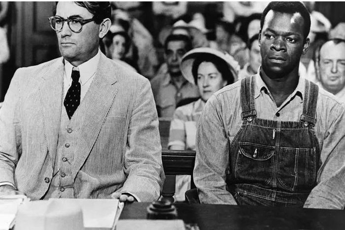 Các diễn viên Gregory Peck (vai Atticus Finch) và Brock Peters (vai Tom Robinson) trong bộ phim 'To Kill a Mockingbird' (Giết con chim nhại), năm 1962. Ảnh: Getty Images