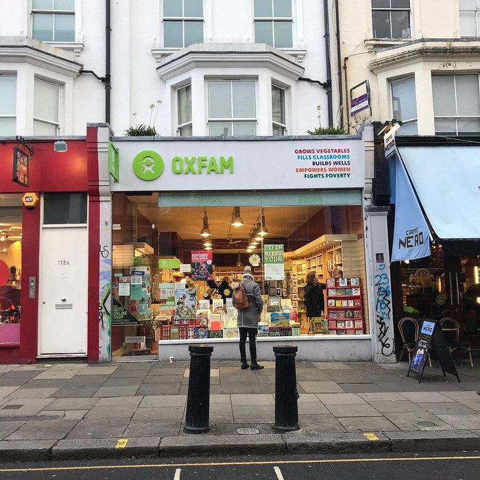 Bên ngoài cửa hàng sách Oxfam tại Anh