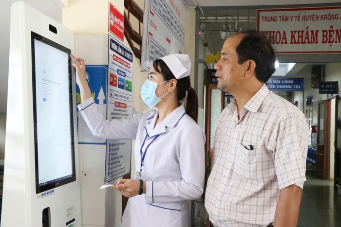 Người dân sử dụng máy kiosk thông minh để đăng ký khám bệnh tại Trung tâm Y tế Krông Ana (tỉnh Đắk Lắk). Ảnh: Nguyên Dung - TTXVN