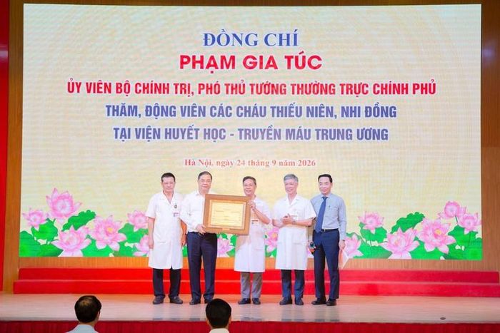 Phó Thủ tướng Thường trực Phạm Gia Túc tặng quà Viện Huyết học và Truyền máu Trung ương - Ảnh: chinhphu.vn
