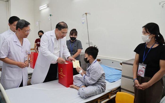 Phó Thủ tướng Thường trực Phạm Gia Túc thăm hỏi, động viên bệnh nhi đang điều trị nội trú tại phòng bệnh - Ảnh: chinhphu.vn