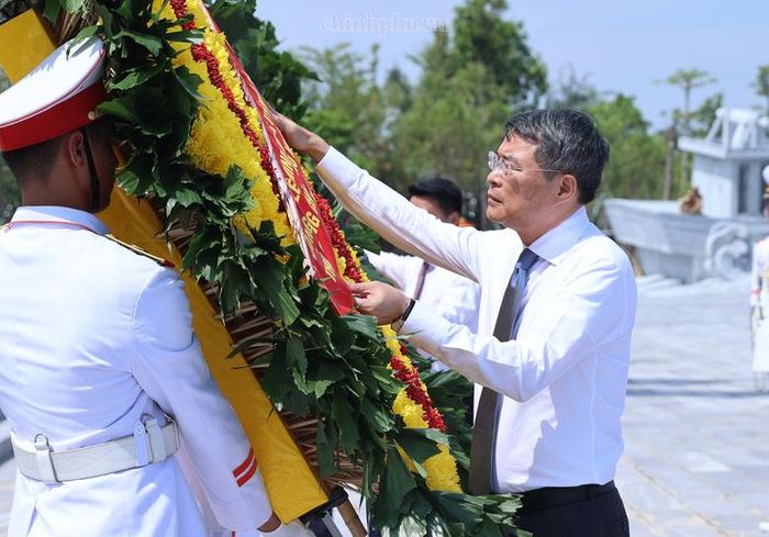 Thủ tướng Lê Minh Hưng dâng hoa tại Bến K15 Đồ Sơn – "Km số 0" của Đường Hồ Chí Minh trên biển - Ảnh: chinhphu.vn/Nhật Bắc