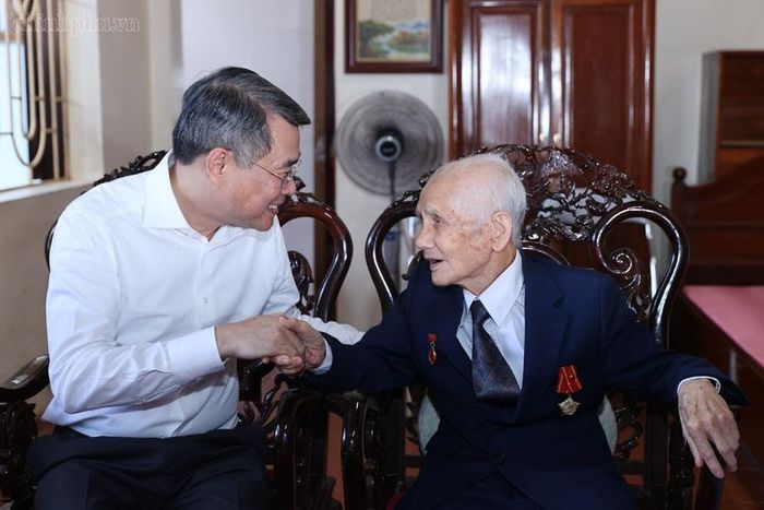 Thủ tướng Lê Minh Hưng tới thăm, tặng quà gia đình đồng chí Lê Viết Khản - Ảnh: chinhphu.vn/Nhật Bắc