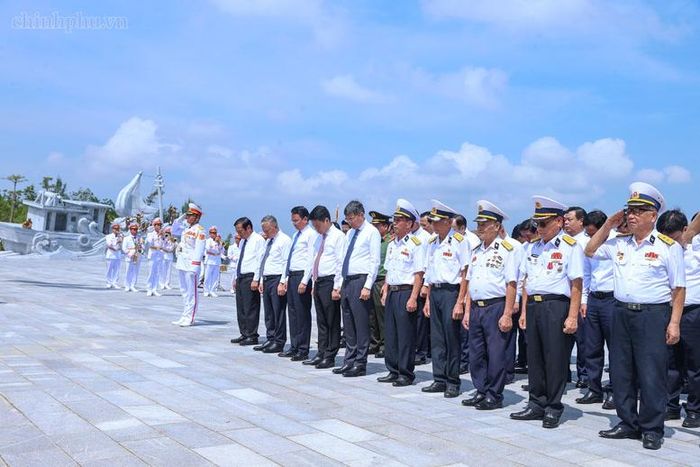 Thủ tướng và đoàn công tác thành kính tưởng niệm, tri ân các Anh hùng liệt sĩ - Ảnh: chinhphu.vn/Nhật Bắc