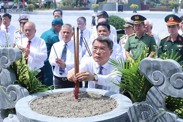 Thủ tướng Lê Minh Hưng và đoàn công tác dâng hương tại Bến K15 Đồ Sơn – "Km số 0" của Đường Hồ Chí Minh trên biển - Ảnh: chinhphu.vn/Nhật Bắc