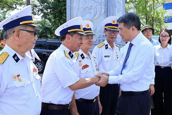 Thủ tướng nói chuyện với các cựu chiến sĩ tàu không số - Ảnh: chinhphu.vn/Nhật Bắc