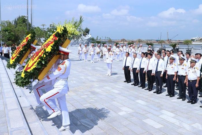 Thủ tướng Lê Minh Hưng và đoàn công tác dâng hoa tại Bến K15 Đồ Sơn – "Km số 0" của Đường Hồ Chí Minh trên biển - Ảnh: chinhphu.vn/Nhật Bắc