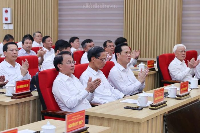 Các đại biểu dự cuộc tiếp xúc cử tri - Ảnh: chinhphu.vn/Nhật Bắc